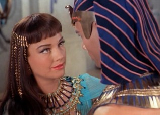 anne_baxter_and_yul_brynner_in_the_ten_commandments_film_trailer